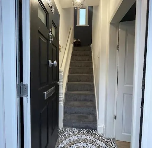 Hoole House- Bright And Modern 2 Bedroom House, Close To Chester Train Station And The City Centre