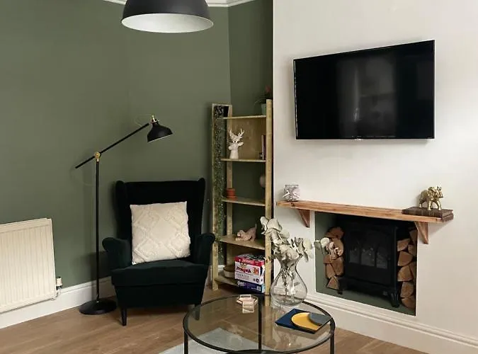 Hoole House- Bright And Modern 2 Bedroom House, Close To Chester Train Station And The City Centre