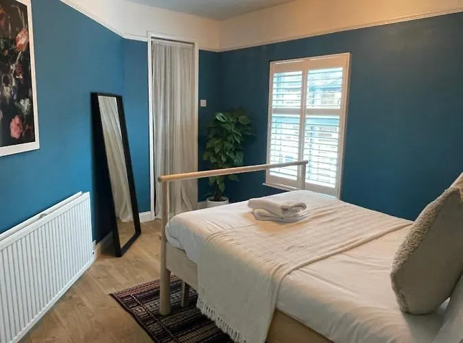 Hoole House- Bright And Modern 2 Bedroom House, Close To Chester Train Station And The City Centre