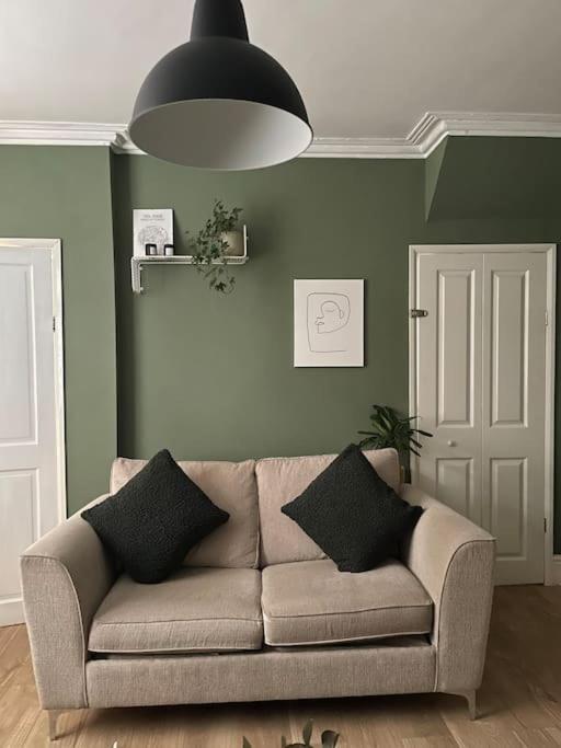 Hoole House- Bright And Modern 2 Bedroom House, Close To Train Station And The Centre * Chester