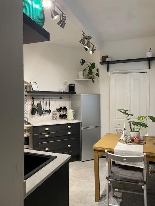 Holiday home Hoole House- Bright And Modern 2 Bedroom House, Close To Train Station And The Centre *