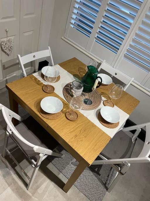 Hoole House- Bright And Modern 2 Bedroom House, Close To Train Station And The Centre Holiday home Chester
