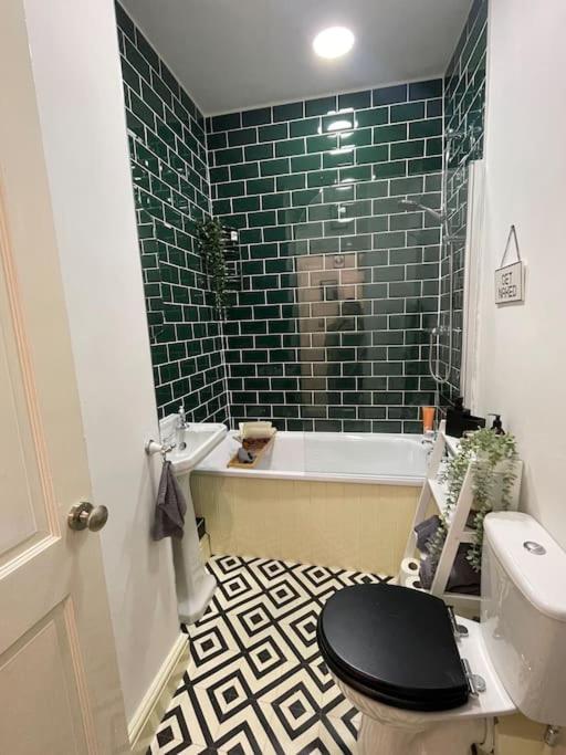 Hoole House- Bright And Modern 2 Bedroom House, Close To Train Station And The Centre Holiday home *