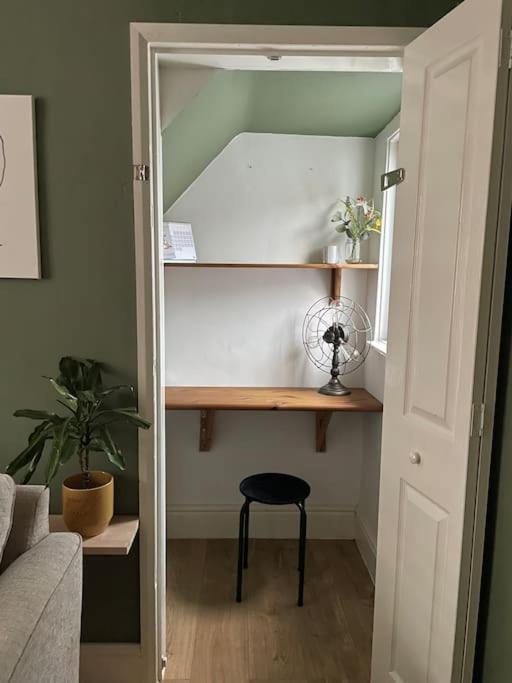 Hoole House- Bright And Modern 2 Bedroom House, Close To Train Station And The Centre
