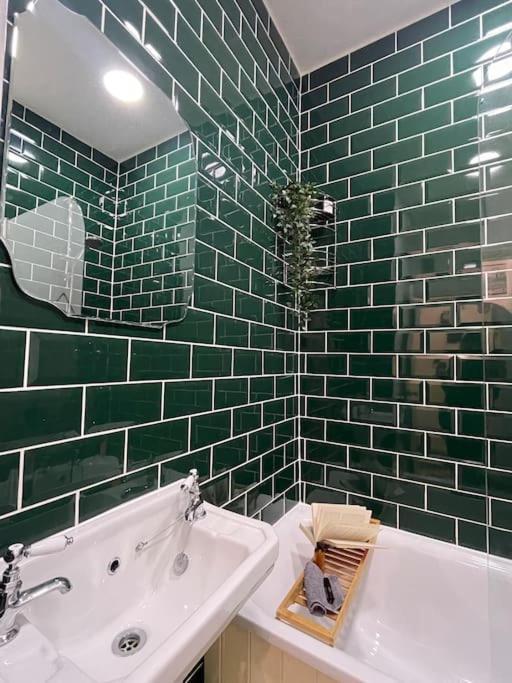 Holiday home Hoole House- Bright And Modern 2 Bedroom House, Close To Train Station And The Centre *