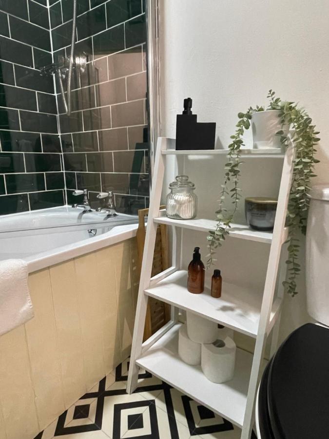 Hoole House- Bright And Modern 2 Bedroom House, Close To Train Station And The Centre *