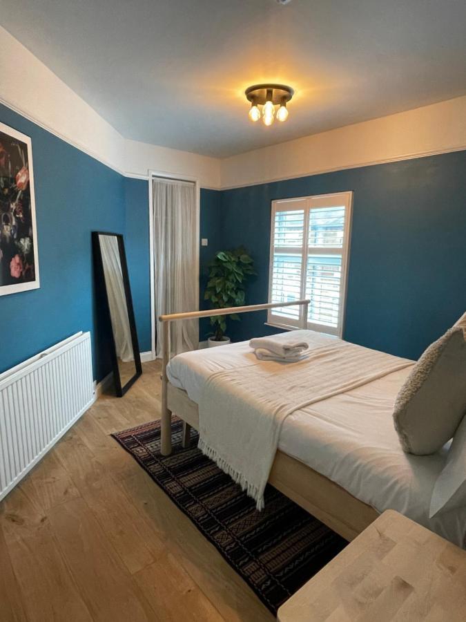 Hoole House- Bright And Modern 2 Bedroom House, Close To Train Station And The Centre