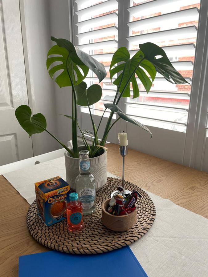 Hoole House- Bright And Modern 2 Bedroom House, Close To Train Station And The Centre *
