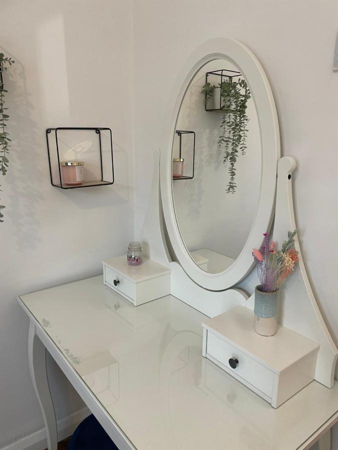 Hoole House- Bright And Modern 2 Bedroom House, Close To Train Station And The Centre Holiday home *