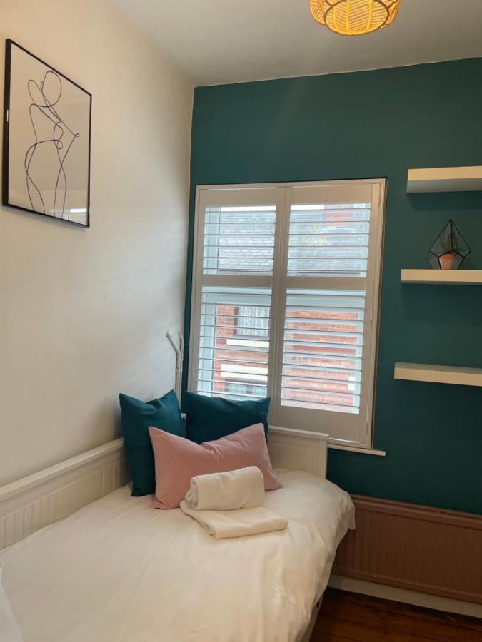 Hoole House- Bright And Modern 2 Bedroom House, Close To Train Station And The Centre Holiday home Chester