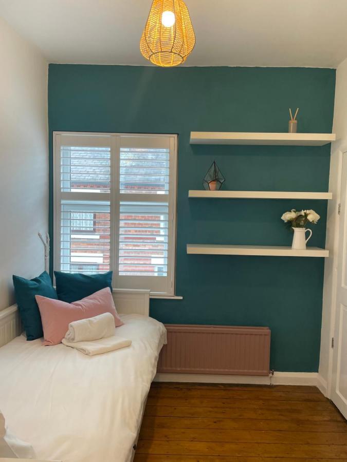 Hoole House- Bright And Modern 2 Bedroom House, Close To Train Station And The Centre *
